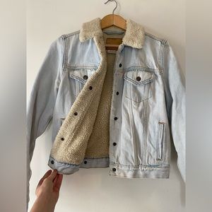 LEVI’S SHERPA LINED DENIM JACKET
